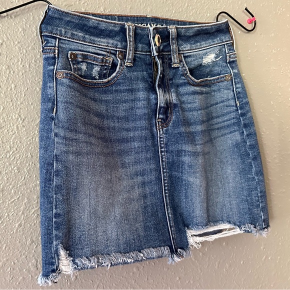 American Eagle Petite Size 00 Mid Waist Raw Hem Blue Denim Jean Mini Skirt NWOT - Picture 2 of 13